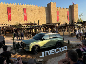 Foto del nuevo Jaecoo 7 frente a la muralla y fortaleza de Puy Du Fou España en Toledo